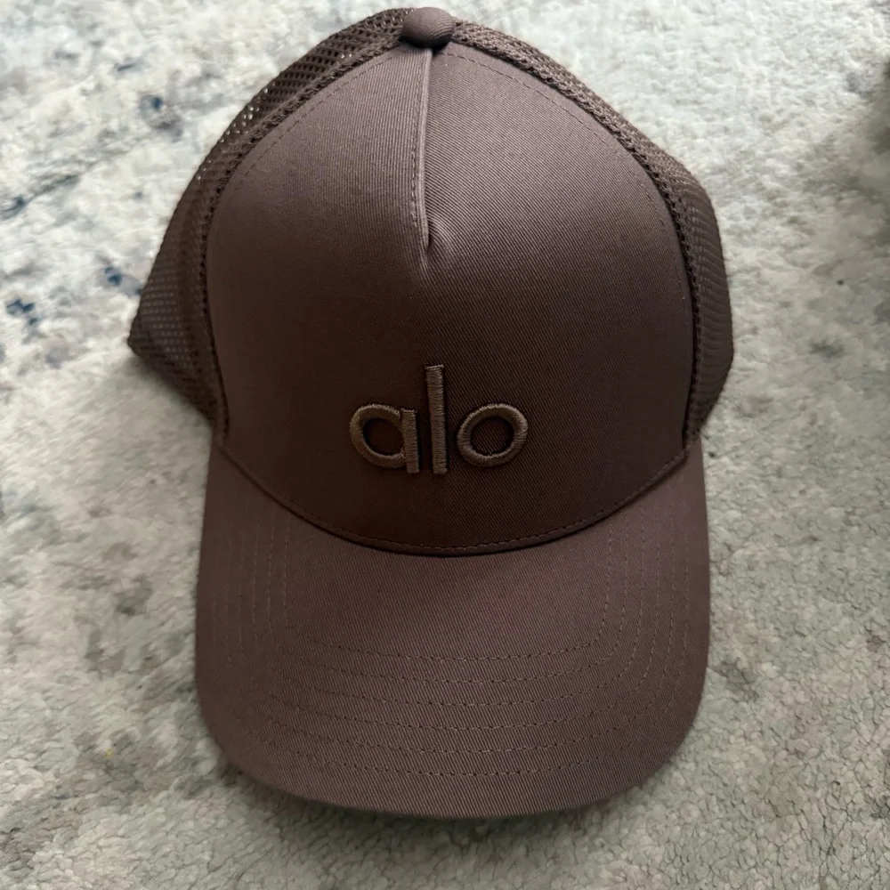 NWT ALO YOGA District Trucker Hat Mushroom